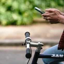 Coupon ✔️ The Loop Mount Twist - Telefoonhouder Fiets - Fietshouder Voor Smartphones - Uniek Minimalistisch Design - Compact - Draaibaar - Zwart - Eenvoudige Montage - Werkt Met Ieder Telefoonhoesje - Voor Stuurmaat 22,2 Mm Tot 31,8 Mm 😉 -AGU WINKLE 550x366 74