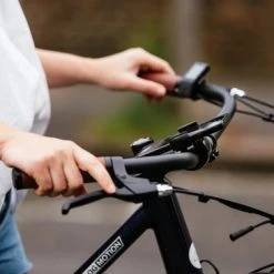 Coupon ✔️ The Loop Mount Twist - Telefoonhouder Fiets - Fietshouder Voor Smartphones - Uniek Minimalistisch Design - Compact - Draaibaar - Zwart - Eenvoudige Montage - Werkt Met Ieder Telefoonhoesje - Voor Stuurmaat 22,2 Mm Tot 31,8 Mm 😉 -AGU WINKLE 550x366 79